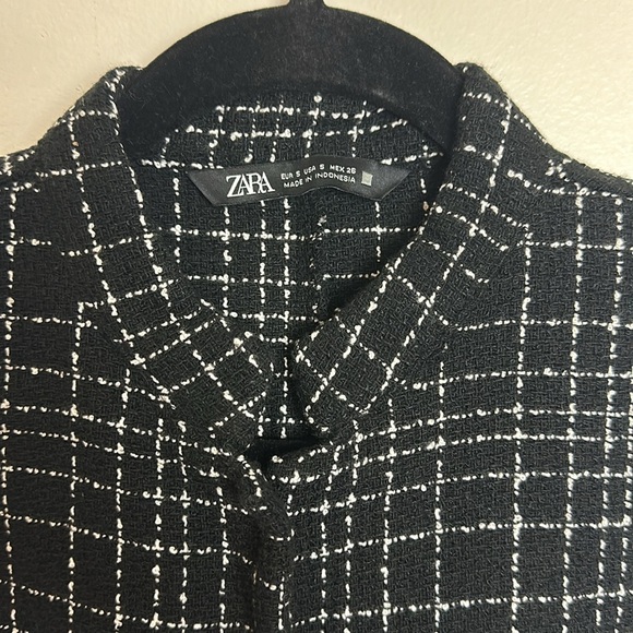 ZARA Black & White Plaid Cropped Vest with White Puff Sleeves - Picture 9 of 11